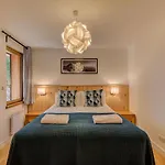 Appartement Biolay 2, Alpes Agency, Central Chamonix, Sleeps 4-6 *